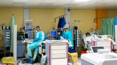 Los hospitales de París están al borde del colapso por los altos números de contagios./AFP.