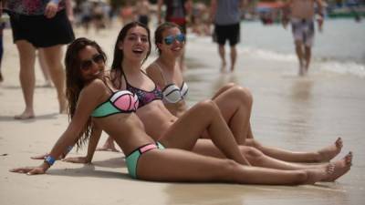 Estas chicas adornaron las bellas playas de Roatán.