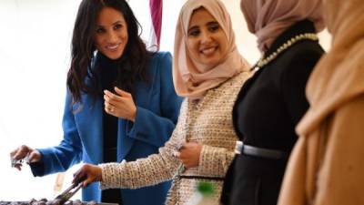 La duquesa de Sussex cocinó junto a las mujeres de la organización 'Hubb Community Kitchen' en el lanzamiento oficial del recetario para recaudar fondos que ayudarán a las víctimas del incendio de las torres Grenfell en Londres.