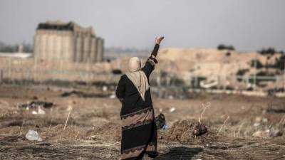 Una mujer protesta ante soldados israelíes el 15 de mayo de 2018 en la frontera de la Franja de Gaza con Israel. EFE/Archivo