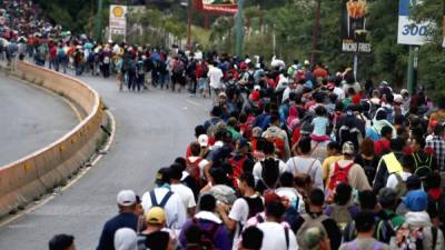 Tras pasar la noche en Chiquimula, la caravana migrante retomó esta mañana su trayecto hacia la Ciudad de Guatemala./EFE.