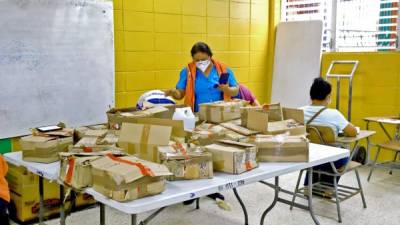 Los sampedranos continuaron recibiendo su nueva cédula en varios puntos de la ciudad.