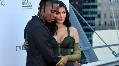 El rapero Travis Scott y su pareja, la empresaria y estrella televisiva Kylie Jenner.