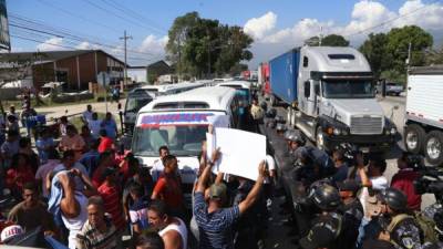 Motoristas y ayudantes de los buses de Impala y Caribe protestan en San Pedro Sula.