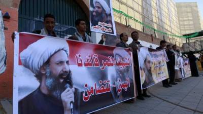 Manifestantes protestan por el asesinato del clérigo chiita al Nimr, en una calle de Sanaa, Yemen.