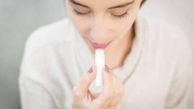 No lamas, muerdas ni rasques tus labios. Esto puede empeorar el problema. Usa un bálsamo labial con dióxido de titanio.