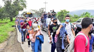 Hondureños caminan en una nueva caravana de migrantes rumbo a EEUU.