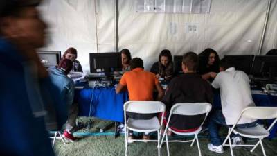 Cientos de migrantes participan en la feria de empleo organizada por el Servicio Nacional de Empleo.