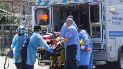 Un paciente con coronavirus es trasladado en una ambulancia en Nueva York. Foto: AFP