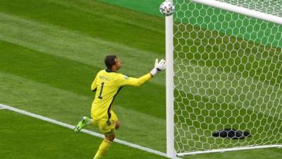 El portero de Escocia se encontraba salido y fue sorprendido con el gol desde el mediocampo. Foto AFP.