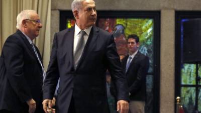 El Primer ministro, Benjamin Netanyahu, se dirige a la rueda de prensa para anunciar la convocatoria de elecciones anticipadas.