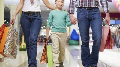 A los niños les encanta controlar a sus padres para que compren lo que a ellos les gusta.