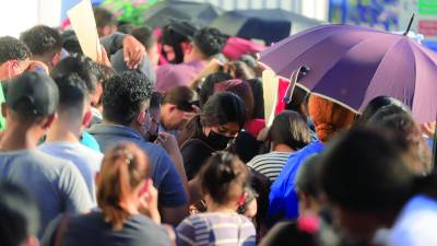 Miles de personas, la mayoría jóvenes, buscan una oportunidad afuera de las maquilas. Foto: Melvin Cubas.