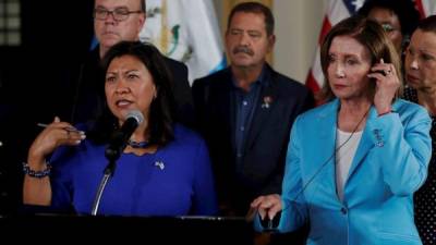 La congresista demócrata del estado de California, Norma Torres (i), junto a la presidenta de la cámara de representantes del Congreso de Estados Unidos, Nancy Pelosi (d), habla en una conferencia de prensa este jueves, en la Fuerza Aérea Guatemalteca, en Ciudad de Guatemala (Guatemala). Foto: EFE/Esteban Biba