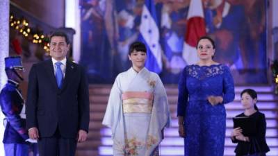 La princesa Mako en Casa Presidencial con el presidente Hernández y la primera dama.