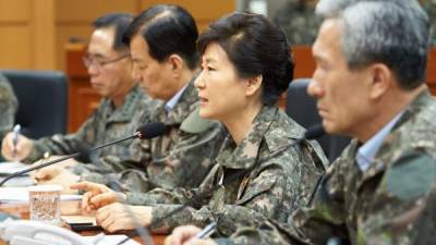 La presidenta surcoreana, centro, se reunió con sus altos mandos de las fuerzas armadas mientras la tensión aumenta entre las Coreas.