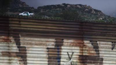 Una patrulla migratoria es vista en el costado estadounidense del muro de lámina que separa al territorio mexicano con el de EEUU. EFE/Archivo