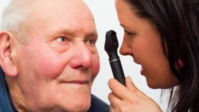 El adulto mayor debe realizarse una evaluación anual de su vista.