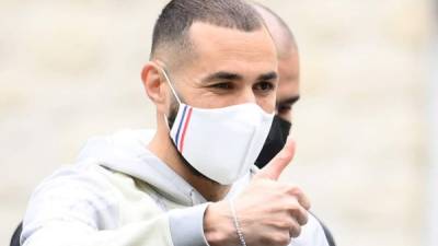 Momento de la llegada de Benzema al campamento de la selección de Francia. Foto AFP.