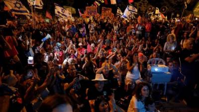 Cientos de israelíes celebraron después de una sesión especial de votación de la Knesset sobre la formación de un nuevo gobierno de coalición, en Jerusalén. Fotos: EFE