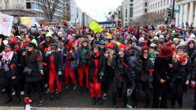 Miles de manifestantes se reunieron en Washington el sábado para la cuarta edición de la Marcha de las Mujeres, una reunión anual para protestar contra las políticas de Donald Trump y para luchar por los derechos femeninos y de las minorías.La marcha contó con la participación del colectivo chileno 'Las Tesis', las autoras del himno feminista 'Un violador en tu camino'. Fotos: AFP