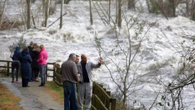 El río Ter, a su paso por la presa del Pasteral en el municipio de La Cellera de Ter (Girona), presentaba este aspecto este jueves tras las intensas lluvias producidas estos tres últimos días en la provincia de Girona por la borrasca 'Gloria'. EFE/ David Borrat