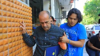 El joven Ramsses junto a su padre Oswaldo en las afueras del Ministerio Público la semana anterior.