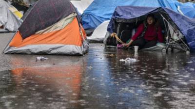 Los más de 3,000 migrantes que permanecen varados en la ciudad fronteriza de Tijuana se han visto afectados por fuertes tormentas que azotan el norte de México, y que incluso han destruido varias de las tiendas de campaña en las que se refugian los centroamericanos.