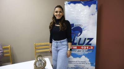 La cantante hondureña Claudia Gonzáles durante una conferencia de prensa en Radio Luz.