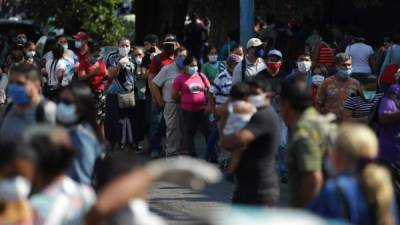 Miles de salvadoreños salieron a las calles para reclamar un bono de 300 dólares prometido por el Gobierno de Bukele./EFE.