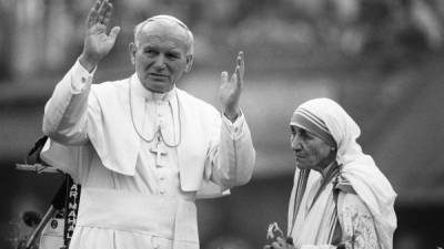 La Madre Teresa y el Papa Juan Pablo II. Foto del 3 de febrero de 1986.