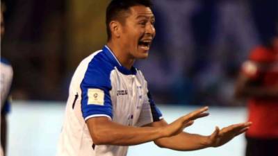 Roger Espinoza no asistió a la Selección de Honduras por una lesión, pero cinco días después apareció jugando con su equipo el Sporting Kansas City.