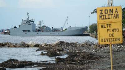 Diario LA PRENSA fue a Puerto Cortés y tomó las primeras fotografías del Buque de Apoyo Logístico y Cabotaje (BAL-C) en Honduras, el cual se observa en la imagen superior. No es un barco armado, pero tiene la tecnología para ayudar a combatir el crimen organizado. El navío será bautizado hoy en Puerto Cortés. FOTOS: CRISTINA SANTOS