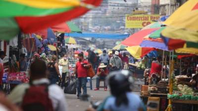 En un 95% los compradores están cumpliendo con los requerimientos del uso de mascarilla, pero el distanciamiento no se cumple a cabalidad.