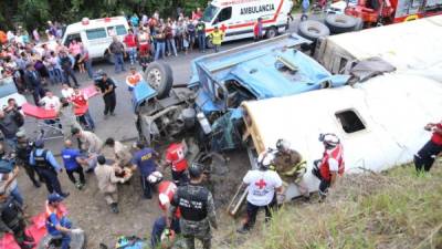 La escena del accidente en la salida al sur de Tegucigalpa evidencia la violencia del impacto que dejó cerca de 20 muert0s y 35 heridos.