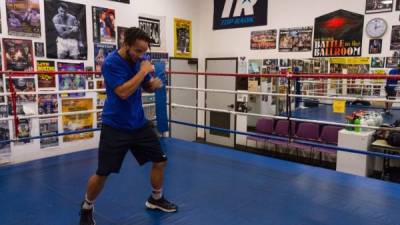 El boxeador transgénero Pat Manuel se entrena hoy, martes 22 de agosto de 2017, en el Club de Boxeo Duarte en Los Ángeles, California. EFE