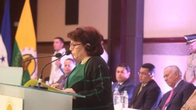 La directora ejecutiva de Diario LA PRENSA, María Antonia Martínez de Fuentes, leyendo su discurso al recibir el premio Álvaro Contreras.