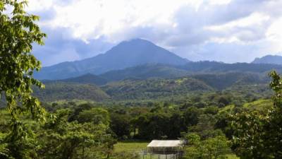 Cerro de Erapuca: Se visualiza en el horizonte de la zona por su pico en forma de diamante. Está a 2,690 metros sobre el nivel del mar y es el más elevado en toda la cordillera. Casi todo el año el cerro permanece arropado por nubes.