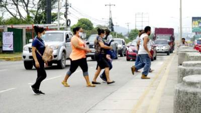 Los peatones exponen sus vidas al cruzar en puntos como Viveros, bulevar del norte, en la salida vieja a La Lima y el bulevar del este. Fotos: Amílcar Izaguirre.