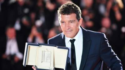 El actor español Antonio Banderas posa con el premio de Cannes al Mejor Actor este 25 de mayo de 2019. (Foto de Alberto PIZZOLI / AFP)