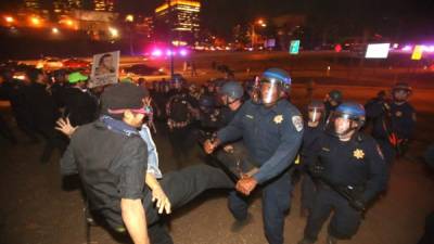 Los agentes de policía obligan a los manifestantes a abandonar la autopista de Hollywood durante una protesta en Los Ángeles, Calfornia.