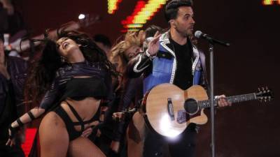 Luis Fonsi fue premiado con las gaviotas de plata y de oro./ AFP PHOTO / CLAUDIO REYES