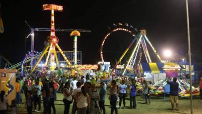 Los juegos mecánicos son la principal atracción para los niños durante la Feria Juniana.