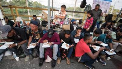 Migrantes centroamericanos recibieron una pulsera para identificarlos como solicitantes de asilo al ingresar a territorio mexicano./AFP.