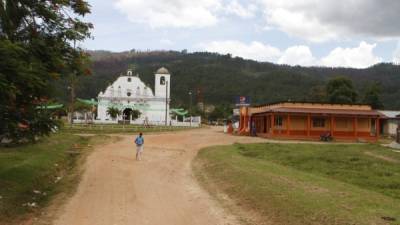 Atraso. Calles de tierra en el municipio de Jocón, departamento de Yoro. A estas zonas se dará prioridad.