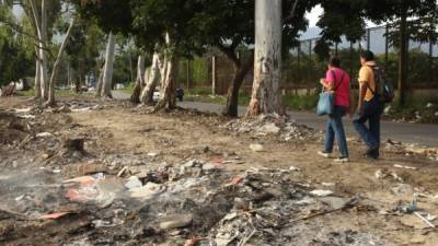 Así están los bordos. A diario llegan carros, carretas y personas a descargar desperdicios de construcción y basura sin ningún control.