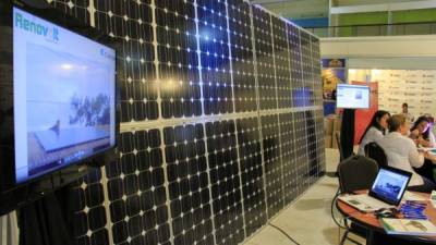 Cadelga exhibe los paneles solares en la Expo Ambiente que se desarrolla en Expocentro.