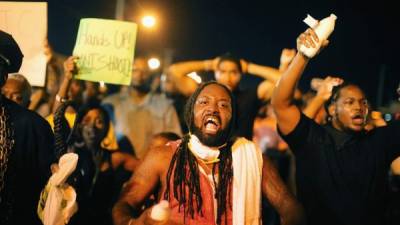 Los afroamericanos manifiestan su ira por la muerte de dos jóvenes negros en Ferguson.