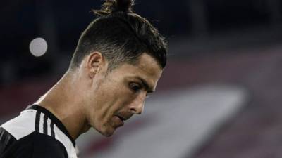 Cristiano Ronaldo salió decepcionado tras dejar escapar la obtención de la Copa Italia. Foto AFP.