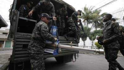 Militares se han unido a las campañas de fumigación y limpieza.